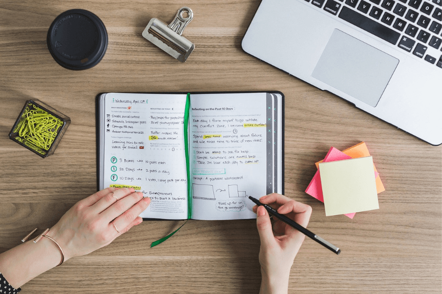Comparação de Funcionalidades e Metodologia nas Plataformas de Cursos para Concursos
